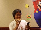 Se Miyamoto spise en hamburger og spille Super Mario Run imens
